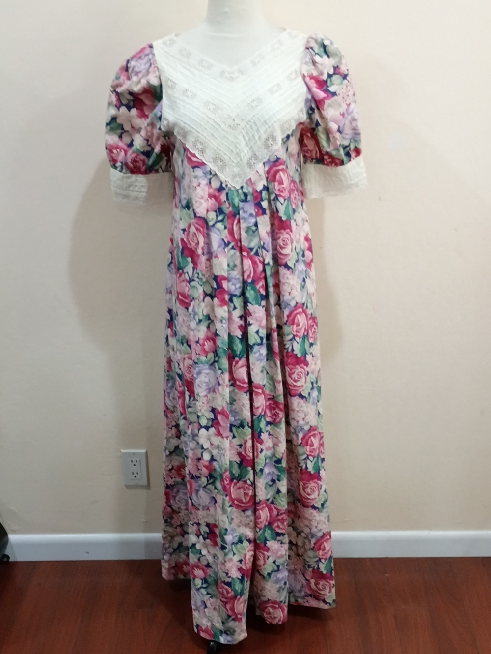 Princess Kaiulani Hawaii Floral Mumu, Size 12 - Vintage 70s